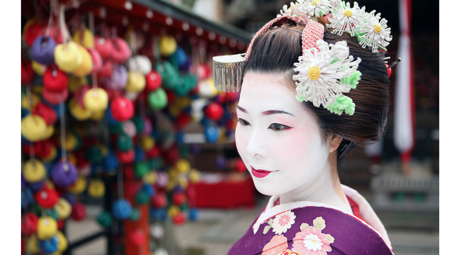 A geisha looks determinedly to her left