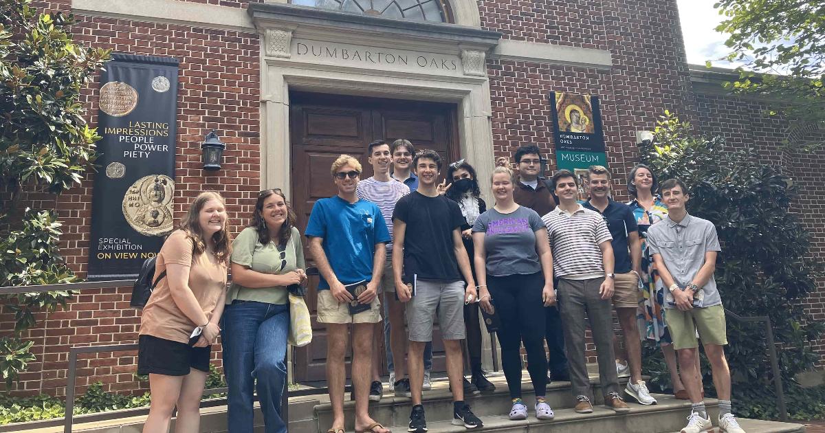 Students in front of the Dumbarton Oaks museum entrance