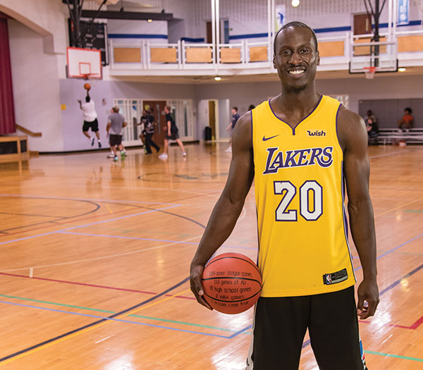 Lakers player Andre Ingram on the court