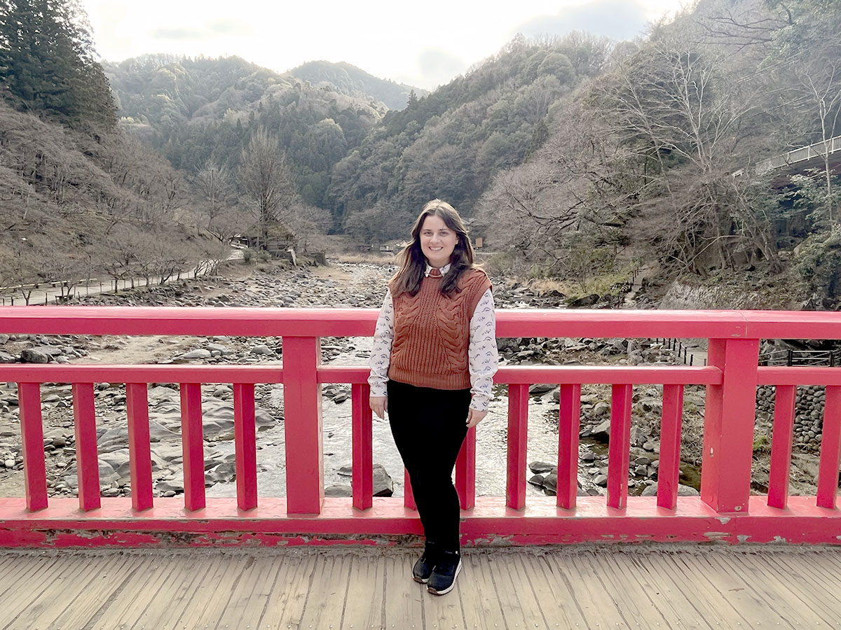 Crawford on the Taigetsu Bridge, a popular sightseeing spot for the Koraneki Gorge in Toyota city.