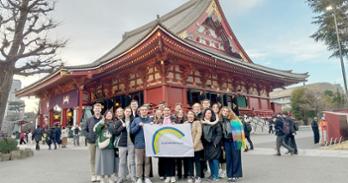 De Luca (fifth from right) and Crawford (seventh from right) in front of Senso-ji Temple in Tokyo.