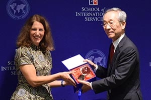 Sylvia Burwell presents a gift to Mikio Yoshida at the AU-RU joint undergraduate degree signing ceremony.
