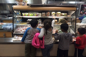 DC elementary schoolchildren reach for healthy lunch options.