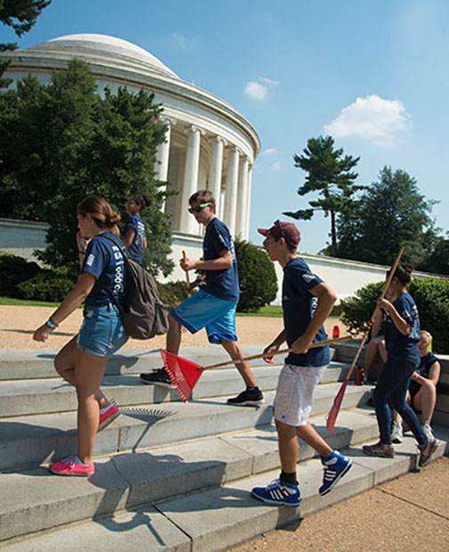 A group of students walk in front of the Jefferson Memorial in DC on their way to help with landscaping the park.