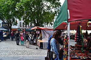 Students shopping at an outdoor market