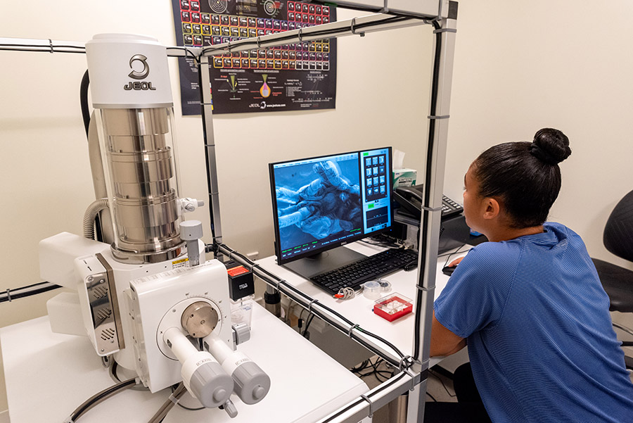 Kyanna Alleyne uses the Scanning Electron Microscope