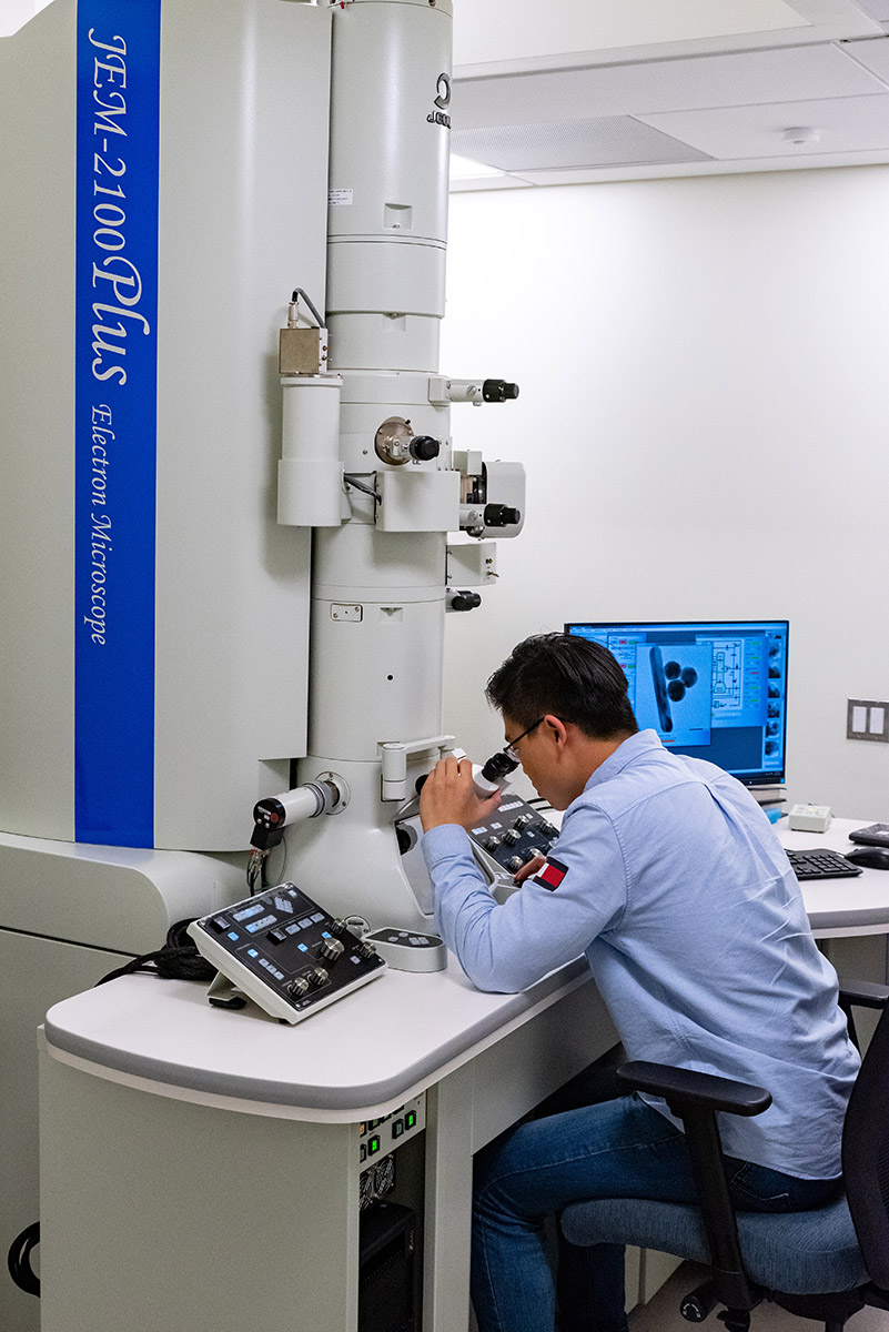 Student He Zhao uses the Transmission Electron Microscope