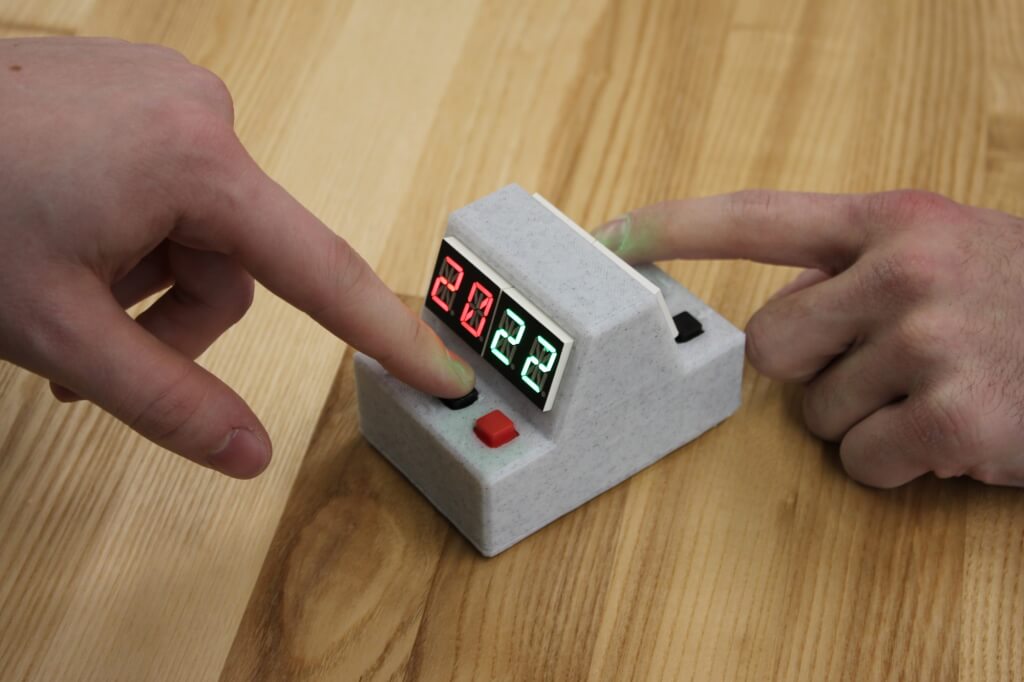 Game point counter - a device with screens and buttons on either side