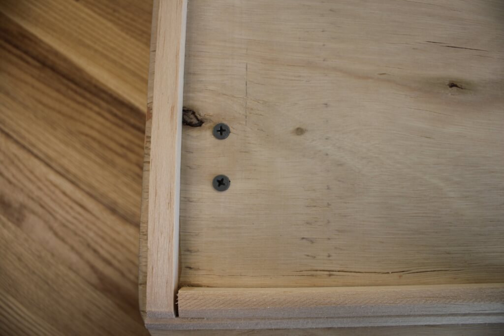 Rails around edge of tray