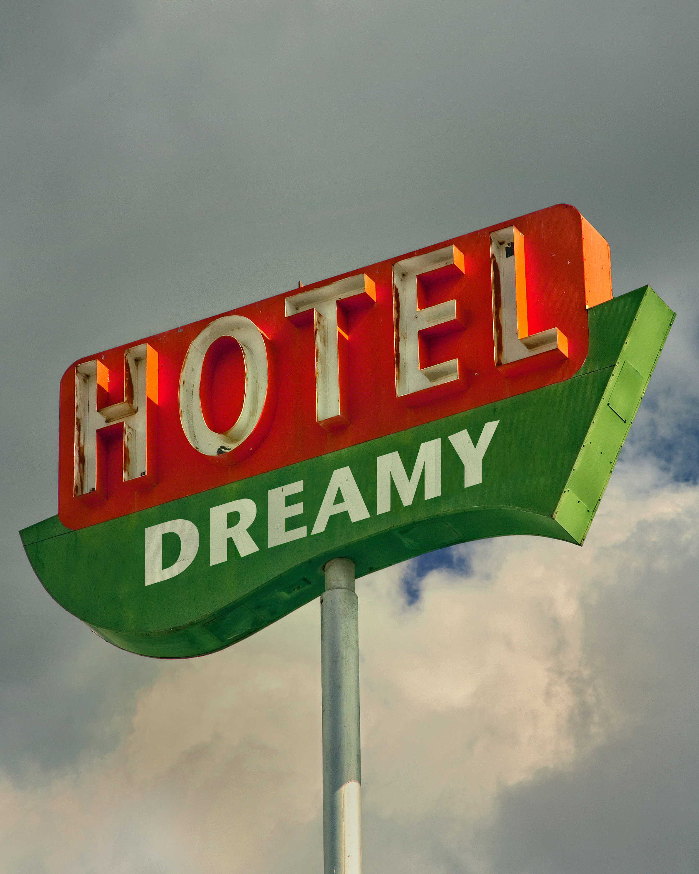 Halsey Burgund, Hotel Dreamy