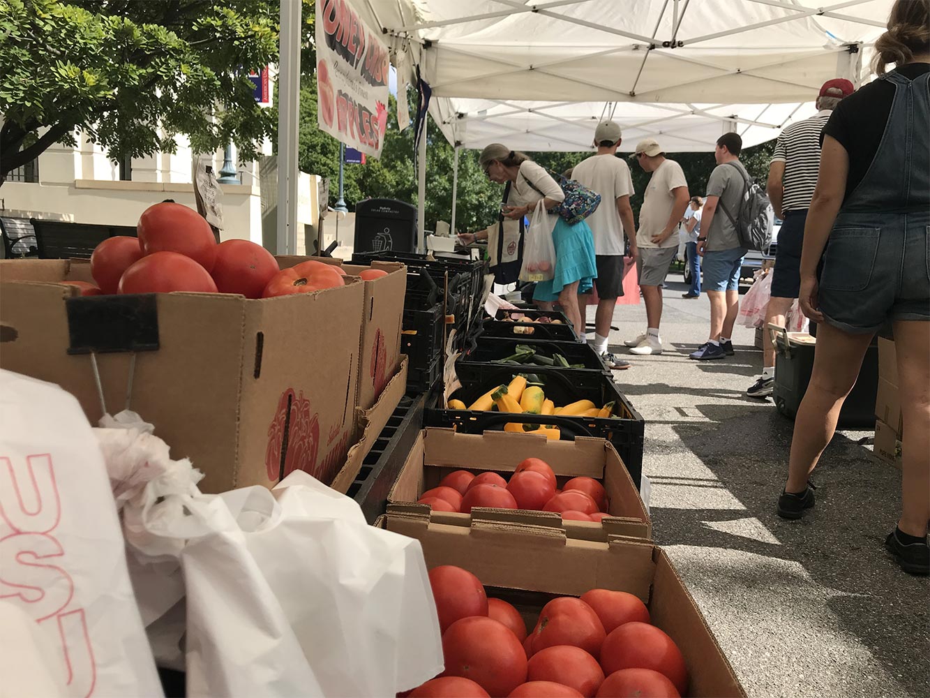 The farmers' market at AU