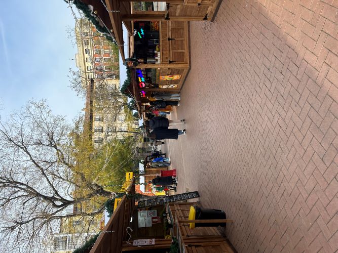 Here is an example of one of the smaller Christmas markets I stumbled across on my way to Retiro Park yesterday. I love the way they decorate each stand.