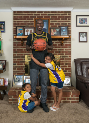 Andre Ingram with his daughters