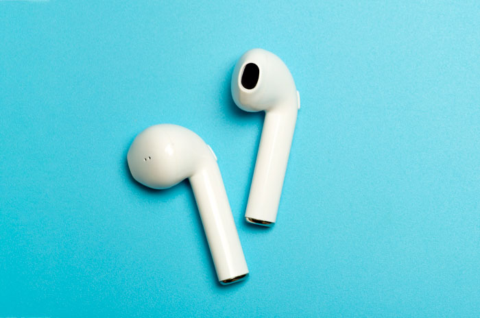 a pair of Apple earbuds