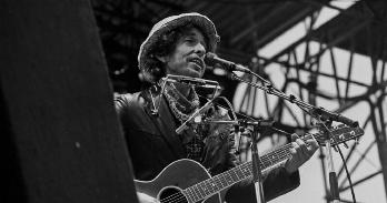 Bob Dylan plays guitar in Hamburg, Germany. Photo courtesy of Creative Commons license.