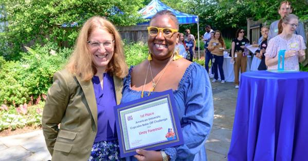Cupcake champion Linay Foreman poses with President Sylvia Burwell. Photo by Jeff Watts. 