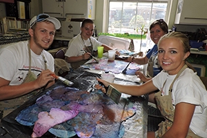 Students paint butterflies at CentroNía.